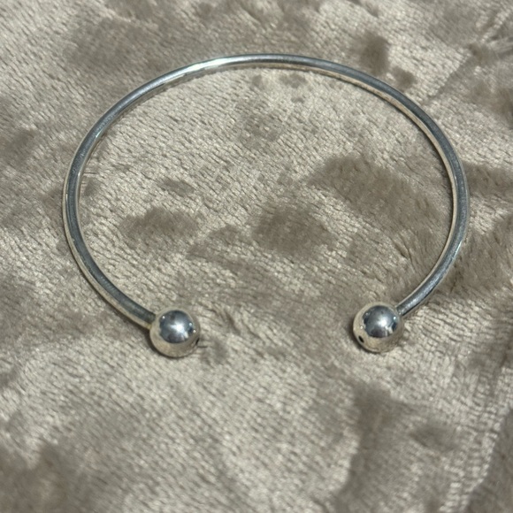 (2) New Silver Pairs Of Bangle Bracelets
1 Plain, 1 Heart - Picture 3 of 3